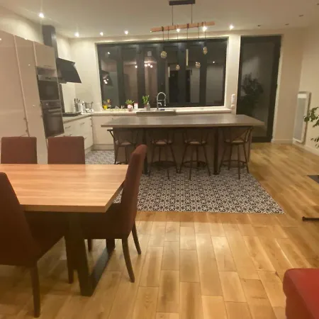 Maison Bourgeoise Avec Piscine Et Jaccuzi מלון